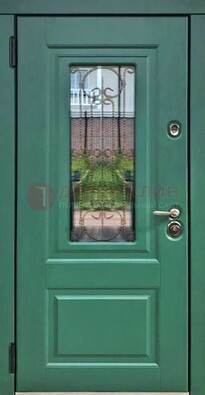 Зеленая металлическая дверь со стеклом и ковкой ДСК-113 в Гатчине